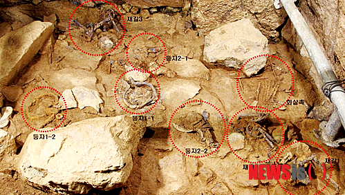 【나주=뉴시스】배동민 기자 = 문화재청 국립나주문화재연구소는 23일 전남 나주 복암리 고분군(羅州 伏岩里 古墳群·사적 제404호)과 인접한 정촌 고분(나주시 향토문화유산 제13호)에 관한 발굴조사 결과 완벽한 형태의 백제계 금동 신발 등 마한시대 수장층의 돌방무덤이라는 사실을 확인할 수 있는 다수의 유물을 발굴했다고 밝혔다. 사진은 돌방무덤 내 마구류 출토 상황 모습. 2014.10.23(사진= 문화재청 국립나주문화재연구소 제공)&nbsp; photo@newsis.com