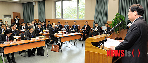 【서울=뉴시스】24일 서울 종로구 감사원에서 열린 베트남 감찰원 역량강화 연수 입교식에 참석한 연수생들이 황찬현 감사원장의 축사를 듣고 있다.&nbsp; 정부 무상원조 전담기관인 코이카는 베트남 정부의 감사 역량을 강화하기 위해 이날부터 2주간 베트남의 감사원·감찰원 관리자급 공무원 30명을 한국에 초청한다. 2014.10.24. (사진=코이카 제공)&nbsp; photo@newsis.com