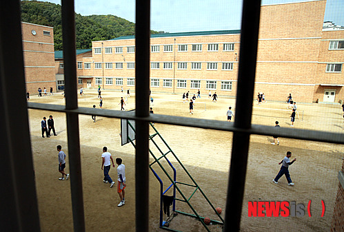 【서울=뉴시스】사진공동취재단 = 법무부가 24일 서울 남부교도소와 안양교도소를 언론에 공개했다. 사진은 서울 구로구 천왕동 서울 남부교도소 내부 모습. 2014.10.26.&nbsp; photo@newsis.com 