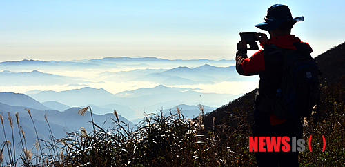 【광주=뉴시스】류형근 기자 = 화창하게 열린 가을 하늘을 벗삼아 무등산국립공원의 정상이 개방됐다. 25일 오전 탐방객들이 무등산 정상 등반을 하던 중 누에봉에서 눈 앞에 펼쳐진 절경을 카메라에 담고 있다. 2014.10.25.&nbsp;&nbsp;&nbsp; hgryu77@newsis.com