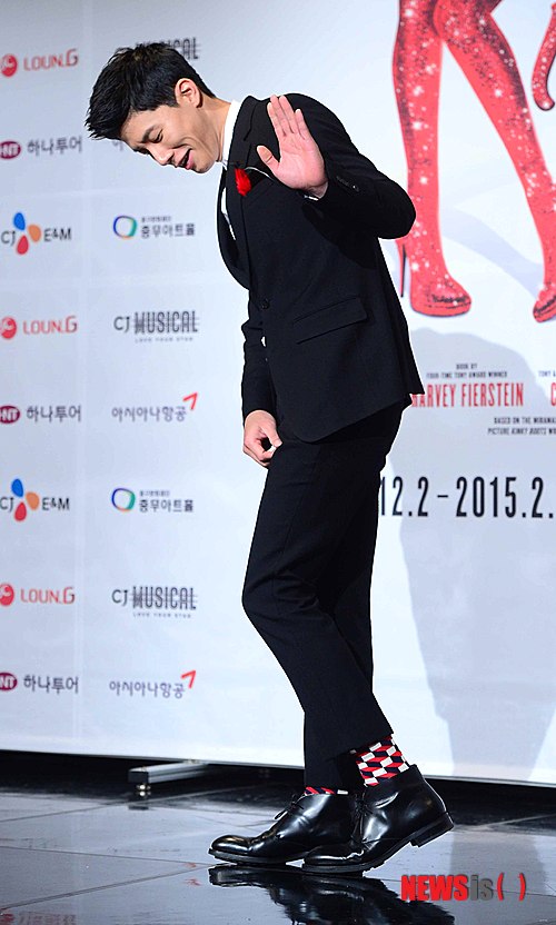 【서울=뉴시스】전신 기자 = 27일 오후 서울 상암동 CJ 이엔엠 센터에서 열린 뮤지컬 킹키부츠 제작보고회에서 배우 김무열이 포즈를 취하고 있다. 2014.10.27. photo1006@newsis.com