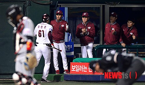 【서울=뉴시스】전신 기자 = 28일 오후 서울 목동야구장에서 열린 2014 프로야구 플레이오프 2차전 넥센 히어로즈와 LG 트윈스의 경기에서 7회말 1사 넥센 유한준이 솔로홈런을 친 후 염경엽 감독과 하이파이브를 하고 있다. 2014.10.28.&nbsp;&nbsp; photo1006@newsis.com