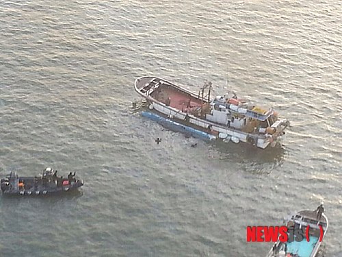 【인천=뉴시스】최태용 기자 = 인천해양경찰서가 29일 오전6시20분께 영종도 삼목 선착장 앞 500m 해상에서 어선과 예인선 충돌로 어선이 전복돼 선원 2명이 인근 어선에 의해 구조되고 실종된 2명을 수색 중이라고 밝혔다. 2014.10.29 (사진=인천해양경찰서 제공) 1981rooster@newsis.com