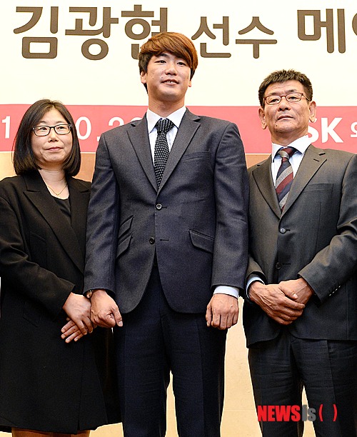 【서울=뉴시스】박영태 기자 = SK 와이번스 김광현이 29일 오후 서울 상암동 스탠포드 호텔에서 진행된 '김광현 메이저리그 진출 추진 기자회견'에서 포토타임을 하고 있다. 왼쪽부터 김광현 선수 어머니 전재향 씨, 김광현, 김광현 선수 아버지 김인갑 씨. 시즌 전부터 해외진출에 희망을 드러낸 김광현은 인천아시안게임에서 금메달을 획득하며 구단 허락 하에 해외진출을 할 수 있는 FA 연한인 7시즌을 채웠다. 2014.10.29. since1999@newsis.com
