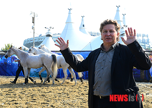 【서울=뉴시스】조성봉 기자 = 29일 오후 서울 송파구 잠실종합운동장 내 화이트빅탑에서 열린 아트서커스 ‘카발리아’ 국내 초연 기념행사에서 노만라투렐 설립자 겸 미술감독이 공연내용에 대해 취재진에게 설명하고 있다. ‘카발리아‘는 캐나다, 유럽, 호주, 미국 등에서 온 50마리의 말들과 40명의 라이더, 공중곡예사, 댄서, 뮤지션 등 다양한 아티스트가 출연한다. 2014.10.29. suncho21@newsis.com