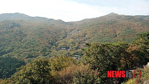 【부산=뉴시스】하경민 기자 = 부산기상청은 29일 금정산(해발고도 801m)의 단풍이 절정을 이뤘다고 밝혔다. 사진은 범어사 계명암 부근에서 바라본 금정산 단풍의 모습. 2014.10.29. (사진=부산기상청 제공) yulnetphoto@newsis.com