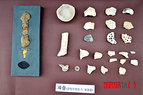 【광주=뉴시스】배동민 기자 = 광주시와 대한문화재연구원은 지난 8월20일부터 진행해 왔던 광주 신창동 유적(사적 375호) 14차 발굴조사 결과 삼국시대부터 조선시대에 이르기까지 개간된 밭 경작지 관련 3개 문화층을 확인했다고 30일 밝혔다.&nbsp; 사진은 경질무문토기 포함층에서 발굴된 청동제 칼집장식(왼쪽)과 유물. 2014.10.30&nbsp; guggy@newsis.com