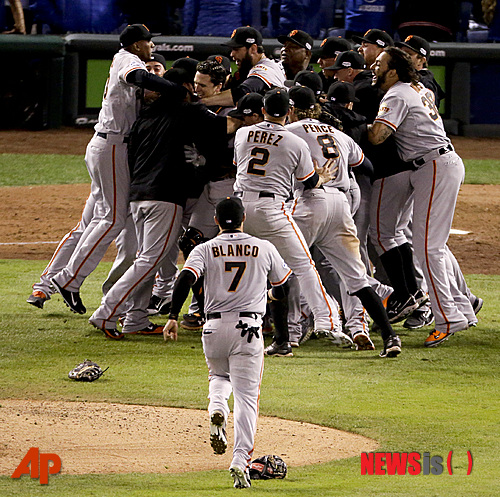 The San Francisco Giants celebrate after Game 7 of baseball's World Series against the Kansas City Royals, Wednesday, Oct. 29, 2014, in Kansas City, Mo. The Giants won 3-2 to win the series. (AP Photo/Charlie Riedel) 