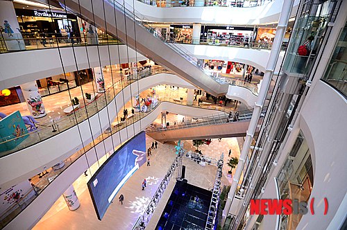 【서울=뉴시스】전신 기자 = 30일 서울 송파구 신천동 롯데월드몰이 전면 개장했다. 사진은 이날 오전 건물 내부 모습. 2014.10.30.&nbsp; photo1006@newsis.com 