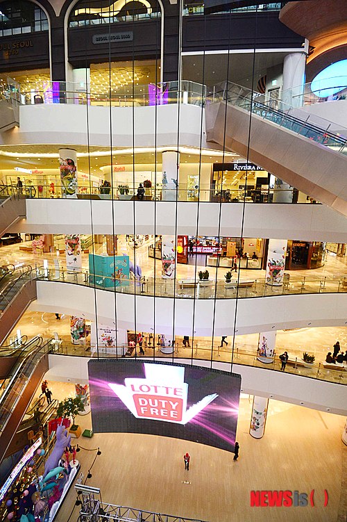 【서울=뉴시스】전신 기자 = 30일 서울 송파구 신천동 롯데월드몰이 전면 개장했다. 사진은 이날 오전 건물 내부 모습. 2014.10.30.&nbsp; photo1006@newsis.com 