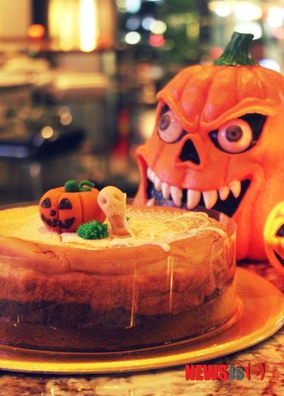 【서울=뉴시스】서울 이태원의 이탈리안 레스토랑 ‘비트윈’이 31일 핼러윈데이를 맞아 ‘스페셜 케이크’를 선보인다. (사진제공=비트윈)