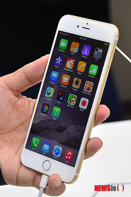 【서울=뉴시스】고승민 기자 = 31일 오전 서울 반포동 LG유플러스 서초직영점에서 열린 아이폰6 론칭 행사에서 시민이 아이폰6를 들고 있다. 2014.10.31. kkssmm99@newsis.com