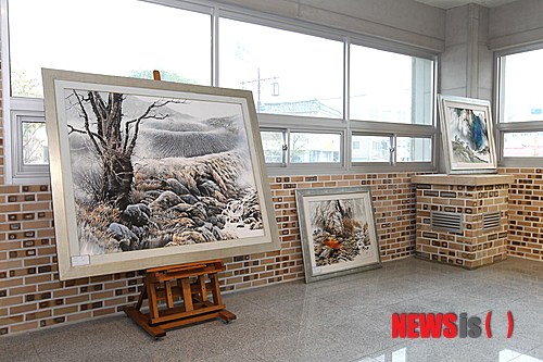 【고성(경남)=뉴시스】신정철 기자 = 개천미술대상전에서 대상을 수상한 경남 고성군보건소 예방의약담당 김수임 계장(56.여)이 21년간 그려 왔던 한국화 60여점을 모아 지난 28일부터 내달 2일까지 고성박물관에서 개인전을 열고 있다.2014.10.31.(사진=고성군 제공) photo@newsis.com