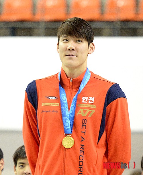 【제주=뉴시스】31일 오후 제주실내수영장에서 끝난 제95회 전국체전 수영 남자 일반부 자유형 200m에서 우승한 박태환(25·인천시청)이 지난해 자신이 세운 대회 신기록을 깬 것에 대해 만족감을 나타냈다. 사진은 29일 열린 계영 800m 우승 후 모습(사진=뉴시스DB) 2014.10.29.