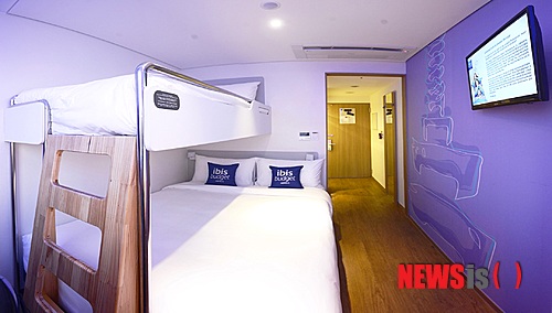 【서울=뉴시스】‘이비스 버젯 앰배서더 서울 동대문’이 선보인 트리플 룸.(사진제공=이비스 앰배서더 코리아)