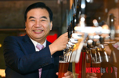 【서울=뉴시스】조종원 기자 = 국내 최초로 에일 맥주를 선보인 세븐브로이맥주 김강삼 대표가 서울 강남역 세븐브로이펍에서 뉴시스와 인터뷰에 앞서 포즈를 취하고 있다. 2014.11.03.&nbsp;&nbsp; choswat@newsis.com