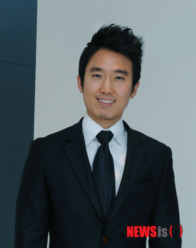 【뉴욕=뉴시스】노창현 특파원 = 강우성(32) 칼럼니스트는 미국 덴버 출신의 1.5세로 뉴욕대 대학원 재학 중 ‘코리아브랜드이미지닷컴’을 개설, 저평가된 코리아 브랜드와 정체성을 환기시키는 캠페인을 주도해 왔다. 2010 월드컵 개막을 앞두고 뉴욕 한복판에서 미국인들에게 한글 티셔츠 1000장을 무료 배포하고 그해 할로윈 퍼레이드엔 사상 처음 고구려 장수 등 한국캐릭터 수십개를 소개한 바 있다. 현재 ‘글로벌웹진’ 뉴스로(www.newsroh.com)의 칼럼니스트로 ‘강우성의 오 필승 코리아’를 연재하고 있다. 2014.11.02.&nbsp; robin@newsis.com