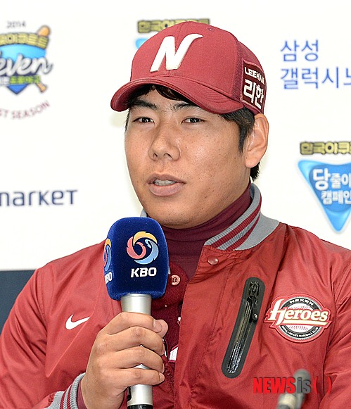 【대구=뉴시스】박영태 기자 = 3일 오후 대구광역시 북구 고성동의 대구시민체육관에서 진행된 ‘2014프로야구’ 삼성 라이온즈와 넥센 히어로즈의 한국시리즈 미디어데이에서 넥센 강정호가 취재진의 질문에 대답하고 있다. 2014.11.03.&nbsp; since1999@newsis.com 