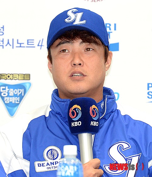 【대구=뉴시스】박영태 기자 = 3일 오후 대구광역시 북구 고성동의 대구시민체육관에서 진행된 ‘2014프로야구’ 삼성 라이온즈와 넥센 히어로즈의 한국시리즈 미디어데이에서 삼성 안지만이 취재진의 질문에 대답하고 있다. 2014.11.03.&nbsp; since1999@newsis.com 