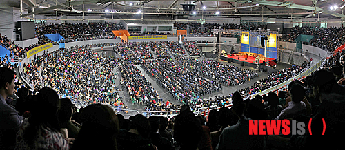 【서울=뉴시스】유희연 기자 = 기쁜소식선교회는 서울 송파구 방이동 올림픽공원 올림픽홀에서 그라시아스합창단의 성가공연과 함께하는 '박옥수 목사 성경세미나'를 열고 있다.&nbsp; lovely_jh@newsis.com