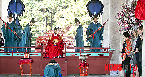 [서울=뉴시스] 빌럼 알렉산더르(오른쪽 세번째) 네덜란드 국왕과 막시마(오른쪽 네번째) 왕비가 4일 17세기 조선에 표류한 네덜란드인 하멜 일행이 조선 효종을 알현하는 장면을 재연하는 행사를 보기 위해 서울 경복궁 경회루로 들어서고 있다. (사진=한국문화재재단 제공) photo@newsis.com 