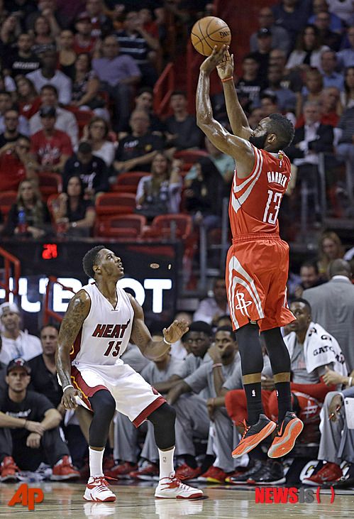 【마이애미=AP/뉴시스】휴스턴 로키츠의 가드 제임스 하든(사진 오른쪽)이 5일(한국시간) 플로리다주 마이애미의 아메리칸 에어라인스 아레나에서 열린 2014~2015 미국프로농구(NBA) 마이애미 히트와의 경기에서 슛을 하고 있다.