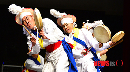 【대전=뉴시스】김기태 기자 = 5일 오후 대전 유성구 충남대학교 정심화 국제문화회관에서 농림축산식품부 주최로 열린 2014 전국 농업인 두레풍물경연대회에 참가한 강원도 강릉 성덕동 농악대가 성덕농악 공연을 선보이고 있다.  문화재청에 따르면 최근 우리 정부가 유네스코 인류무형유산으로 등재 신청한 '농악'에 대해 유네스코 무형유산위원회 산하 심사보조기구에서 '등재권고' 의견을 제시했다. 인류무형유산은 세계적으로 소멸 위기에 처해 있는 각종 지식과 기술, 공연예술, 문화적 표현 등 독창적인 구전 및 무형유산을 선정해 보존하는 제도이다. 2014.11.05.  presskt@newsis.com 