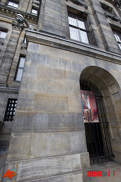 【암스테르담=AP/뉴시스】감시카메라(상단 왼쪽)가 5일(현지시간) 네덜란드 암스테르담 왕궁 벽에 설치되어 있다. 네덜란드 수도 암스테르담의 역사적 장소인 댐 광장에서 당혹스러운 정부의 공지문이 붙었다. 바로 ‘왕궁 노상 방뇨 금지’라는 경고문. 2014.11.09 