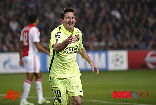 【암스테르담=AP/뉴시스】'축구 천재' 리오넬 메시(27·FC바르셀로나)가 6일(한국시간) 네덜란드 암스테르담의 암스테르담 아레나에서 열린 아약스(네덜란드)와의 2014~2015 유럽축구연맹(UEFA) 챔피언스리그 F조 조별리그 4차전에서 득점에 성공한 뒤 기뻐하고 있다. 이날 2골을 터뜨린 그는 챔피언스리그 통산 71호골을 기록하며 종전 최다골 기록 보유자인 라울 곤잘레스(알 사드)와 어깨를 나란히 했다.