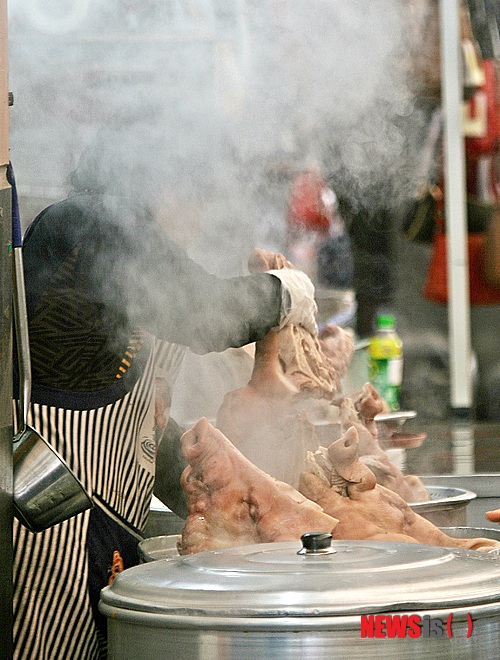 【증평=뉴시스】강신욱 기자 = 겨울이 시작된다는 입동을 하루 앞둔 6일 장날을 맞은 충북 증평군 증평읍 증평장뜰시장 국밥집에서는 김이 모락모락 피어 오르는 속에서 돼지머리 손질이 한창이다. 2014.11.06.&nbsp;&nbsp; ksw64@newsis.com