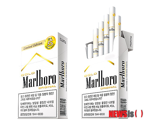 【서울=뉴시스】김민기 기자 = 한국필립모리스가 '말보로 골드 오리지널 15+5 한정판'을 6일부터 한정 기간 판매한다.&nbsp; 말보로 골드 오리지널 15+5 한정판은 말보로 골드 오리지널 고유의 부드럽고 구수한 맛을 그대로 전하는 동시에 5개비에는 새롭게 개발된 스파클링 캡슐을 추가해 깔끔한 청량감을 즐길 수 있도록 했다. 