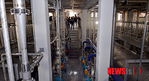 【서울=뉴시스】서재훈 기자 = 6일 오전 서울 암사동 암사아리수고도정수처리장에서 이동호 고도정수처리시설관리단장이 시설을 둘러보며 취재진에게 현장설명을 하고 있다. 2014.11.06.&nbsp;&nbsp; jhseo@newsis.com