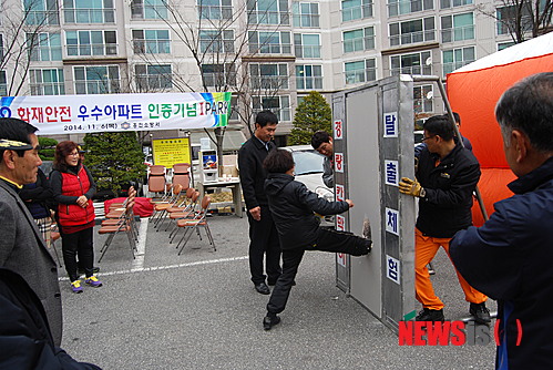 【홍천=뉴시스】박혜미 기자 = 강원 홍천소방서(서장 이지만)가 6일 화재안전 우수아파트로 선정된 강원 홍천군 홍천읍 홍천 연봉아이파크에서 기념행사를 갖고 경량칸막이 탈출 시연회를 열고 있다. 2014.11.06. (사진=홍천소방서 제공) photo@newsis.com