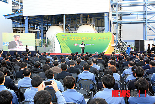 【울산=뉴시스】고은희 기자 = 6일 오후 울산 남구 울산화력본부에서 열린 가스터빈 2기와 증기터빈 1기로 구성된 948㎿ 대용량 발전소인 울산 4복합화력의 종합 준공식에서 장주옥 한국동서발전 사장이 기념사를 하고 있다. 2014.11.06.&nbsp; gogo@newsis.com