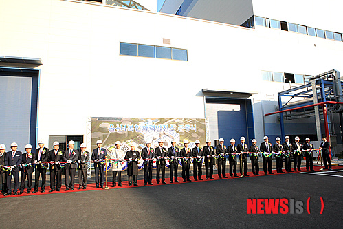 【울산=뉴시스】고은희 기자 = 6일 오후 울산 남구 울산화력본부에서 가스터빈 2기와 증기터빈 1기로 구성된 948㎿ 대용량 발전소인 울산 4복합화력의 종합 준공식 테이프 커팅식이 진행되고 있다. 2014.11.06.&nbsp; gogo@newsis.com