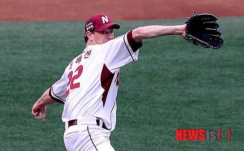 【서울=뉴시스】전신 기자 = 8일 오후 서울 목동야구장에서 열린 2014 프로야구 한국시리즈 4차전 넥센 히어로즈와 삼성 라이온즈의 경기에서 6회초 넥센 선발 밴헤켄이 역투하고 있다. 2014.11.08.&nbsp; photo1006@newsis.com