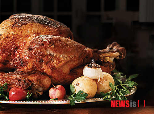 【서울=뉴시스】역삼동 르네상스 서울 호텔의 스테이크 레스토랑 ‘맨해튼 그릴’은 오는 27일 추수감사절과 12월24~ 25일 크리스마스 시즌에 ‘특별 홈메이드 로스트 터키’를 선보인다.(사진제공=르네상스 서울) 