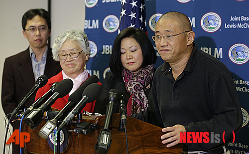 【루이스-맥코드 합동기지=AP/뉴시스】케네스 배(한국명 배준호·46)가 8일(현지시간) 북한에서 석방된 뒤 미국 워싱턴 루이스-맥코드 합동기지에 도착한 후 기자회견을 열고 있다. 배 씨의 동서 앤드류 정, 어머니 배명희, 여동생 테리 정이 동석했다.(왼쪽에서 오른쪽) 2014.11.09 