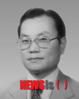 【뉴욕=뉴시스】노창현 특파원 = 초대 대통령 이승만의 ‘영웅적 결단’으로 평가되는 휴전 직전 반공 포로 석방으로 3만여 명의 아군 젊은이들이 추가 희생됐다는 충격적인 주장이 제기됐다. 로스앤젤레스의 언론인 김태환 남가주한인하버드동창회장은 9일 뉴시스와의 인터뷰에서 “반공 포로 석방(1953년 6월18일) 열흘 전에 이미 연합군과 공산군은 포로 송환을 포로들의 자유 의사에 따르기로 합의했다”며 관련 자료를 제시했다. 그는 “반공 포로 석방은 이승만이 중공군의 ‘6월 공세’ 참패를 숨기고 휴전을 막기 위한 꼼수로 휴전 직전 ‘7월 대공세’를 유발, 아군의 엄청난 희생이 초래됐다”고 안타까워 했다. 2014.11.09.<자료=김태환 회장 제공>&nbsp; robin@newsis.com