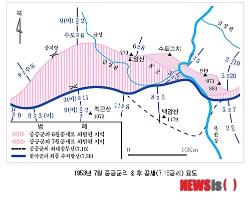 【뉴욕=뉴시스】노창현 특파원 = 초대 대통령 이승만의 ‘영웅적 결단’으로 평가되는 휴전 직전 반공포로 석방으로 3만여 명의 아군 젊은이들이 추가 희생됐다는 충격적인 주장이 제기됐다. 로스앤젤레스의 언론인 김태환 남가주한인하버드동창회장은 9일 뉴시스와의 인터뷰에서 “반공포로 석방(1953년 6월18일) 열흘 전에 이미 연합군과 공산군은 포로 송환을 포로들의 자유 의사에 따르기로 합의했다”며 관련 자료를 제시했다. 그는 “반공 포로 석방은 이승만이 중공군의 ‘6월 공세’ 참패를 숨기고 휴전을 막기 위한 꼼수로 휴전 직전 ‘7월 대공세’를 유발, 아군의 엄청난 희생이 초래됐다”고 안타까워 했다. 사진은 중공군의 6월 공세와 7월 대공세를 표시한 금성천 지역 자료. 2014.11.09.<자료=김태환 회장 제공>&nbsp; robin@newsis.com