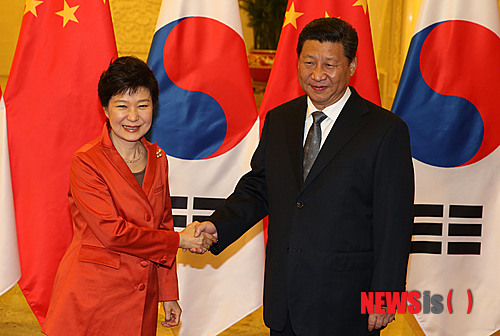 【베이징(중국)=뉴시스】김영욱 기자 = 아시아·태평양경제협력체(APEC) 정상회의 참석차 중국을 방문한 박근혜 대통령이 10일(현지시각) 오전 중국 베이징 인민대회당 동대청에서 시진핑(習近平) 중국 국가주석과 정상회담에 앞서 악수하고 있다. 2014.11.10.&nbsp; photo@newsis.com