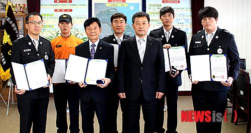 【강릉=뉴시스】김경목 기자 = 10일 오전 정은철 강원 강릉소방서장과 전직 소방관 함규식(64)씨, 현직 대원들이 서장실에서 하트 세이버(Heart Saver) 배지와 인증서를 수여받고 기념사진을 촬영하고 있다.&nbsp;&nbsp;&nbsp; 하트 세이버는 심장을 구하는 사람이란 의미로 일상생활 중 갑자기 심장이나 호흡이 정지된 사람을 심폐소생술로 생명을 유지시켜 인명을 되살린 경우를 말한다. 2014.11.10.(사진=강릉소방서 제공)&nbsp;&nbsp; photo@newsis.com 