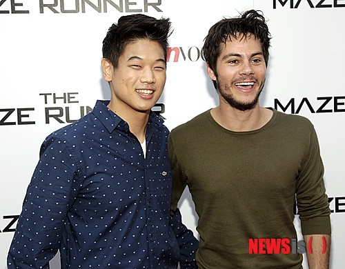 【서울=뉴시스】신동립의 ‘잡기노트’ <472>&nbsp; 영화로, 소설로 많이들 보고 읽고 있는 것이 ‘메이즈 러너’(미로를 달리는 자)다.&nbsp; 아무래도 ‘민호’에게 눈길이 갈 수밖에 없다. 비중이 큰 조연이다. 세상과 격리된 ‘글레이드’(숲속의 빈터)의 미로를 탐사하는 ‘키퍼’팀의 리더 ‘민호’를 연기한 배우는 한국계 미국인 이기홍(24)이다.&nbsp; 온라인편집부장 reap@newsis.com 