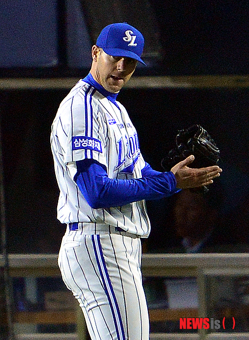 【서울=뉴시스】조종원 기자 = 10일 오후 서울 잠실야구장에서 열린 2014 프로야구 한국시리즈 5차전 삼성 라이온즈와 넥센 히어로즈의 경기에서 7회초 넥센의 공격이 종료되자 삼성 밴덴헐크가 손뼉을 치고 있다. 2014.11.10. choswat@newsis.com