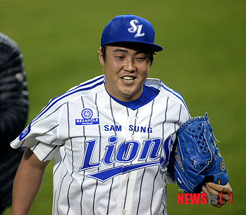 【서울=뉴시스】고범준 기자 = 10일 오후 서울 잠실야구장에서 열린 2014 프로야구 한국시리즈 5차전 넥센 히어로즈와 삼성 라이온즈의 경기에서 8회초를 마친 삼성 안지만이 덕아웃으로 들어오고 있다. 2014.11.10.&nbsp; bjko@newsis.com