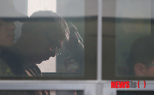 【광주=뉴시스】배동민 기자 = 세월호 이준석 선장이 1심 선고를 앞두고 11일 오전 호송버스를 타고 고개를 숙인채 광주지방법원 구치감에 이송되고 있다. 검찰은 앞선 지난 10월27일 이 선장에게 살인 등의 혐의로 사형을 구형했다. 2014.11.11&nbsp; guggy@newsis.com