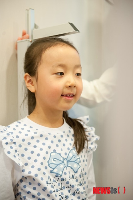 【서울=뉴시스】유희연 기자 = 키 크는 혈자리를 자극하는 경혈점 지압마사지는 아이의 건강과 바른 성장을 돕는다.&nbsp; lovely_jh@newsis.com