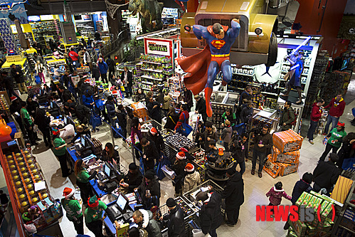 【뉴욕=AP/뉴시스】미국 시민들이 28일(현지시간) 블랙 프라이데이를 맞아 뉴욕 타임스 스퀘어에 위치한 장난감 가게 토이자러스(Toys R' Us)에서 쇼핑을 하고 있다. 2013. 11.29 