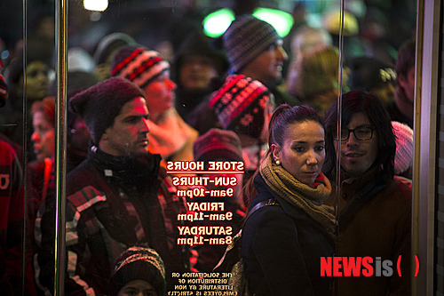 【뉴욕=AP/뉴시스】미국 시민들이 28일(현지시간) 블랙 프라이데이를 맞아 뉴욕 타임스 스퀘어에 위치한 장난감 가게 토이자러스(Toys R' Us)를 찾은 시민들이 매장 오픈을 기다리는 모습. 2013. 11.29 