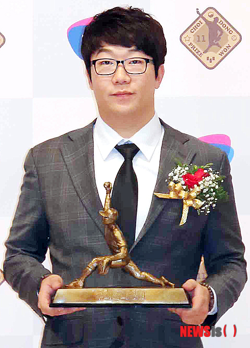 【부산=뉴시스】 하경민 기자= 11일 오후 부산 남구 문현금융단지 내 부산은행 신축본점에서 열린 제1회 최동원상 시상식에 참가한 양현종(26·KIA) 선수가 상을 받은 뒤 포즈를 취하고 있다. 2014.11.11. (사진=부산일보 제공)&nbsp; yulnetphoto@newsis.com 